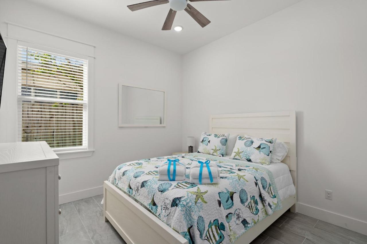 Brand New Expansive Coastal W/ Custom Furnishings Sleeps 15 Holiday home