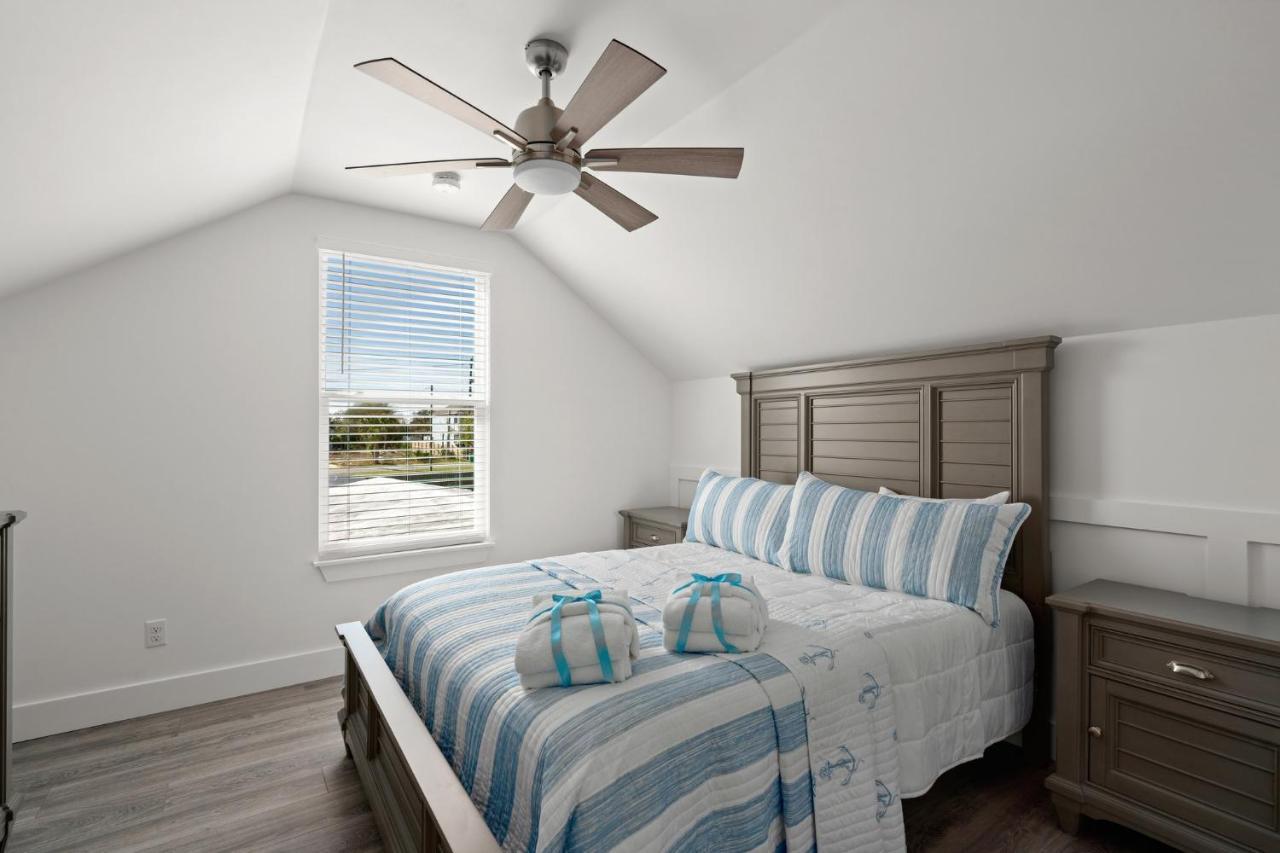Brand New Expansive Coastal W/ Custom Furnishings Sleeps 15 Holiday home *