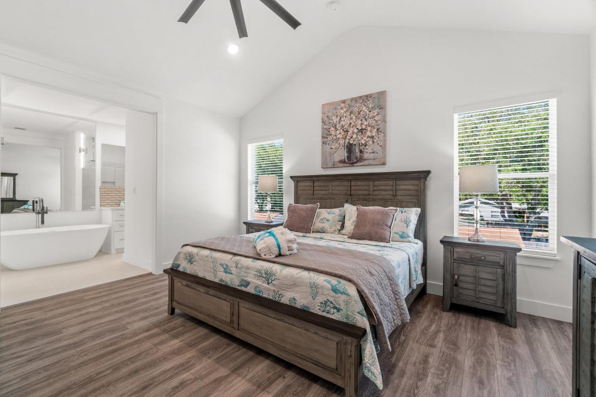 Brand New Expansive Coastal W/ Custom Furnishings Sleeps 15