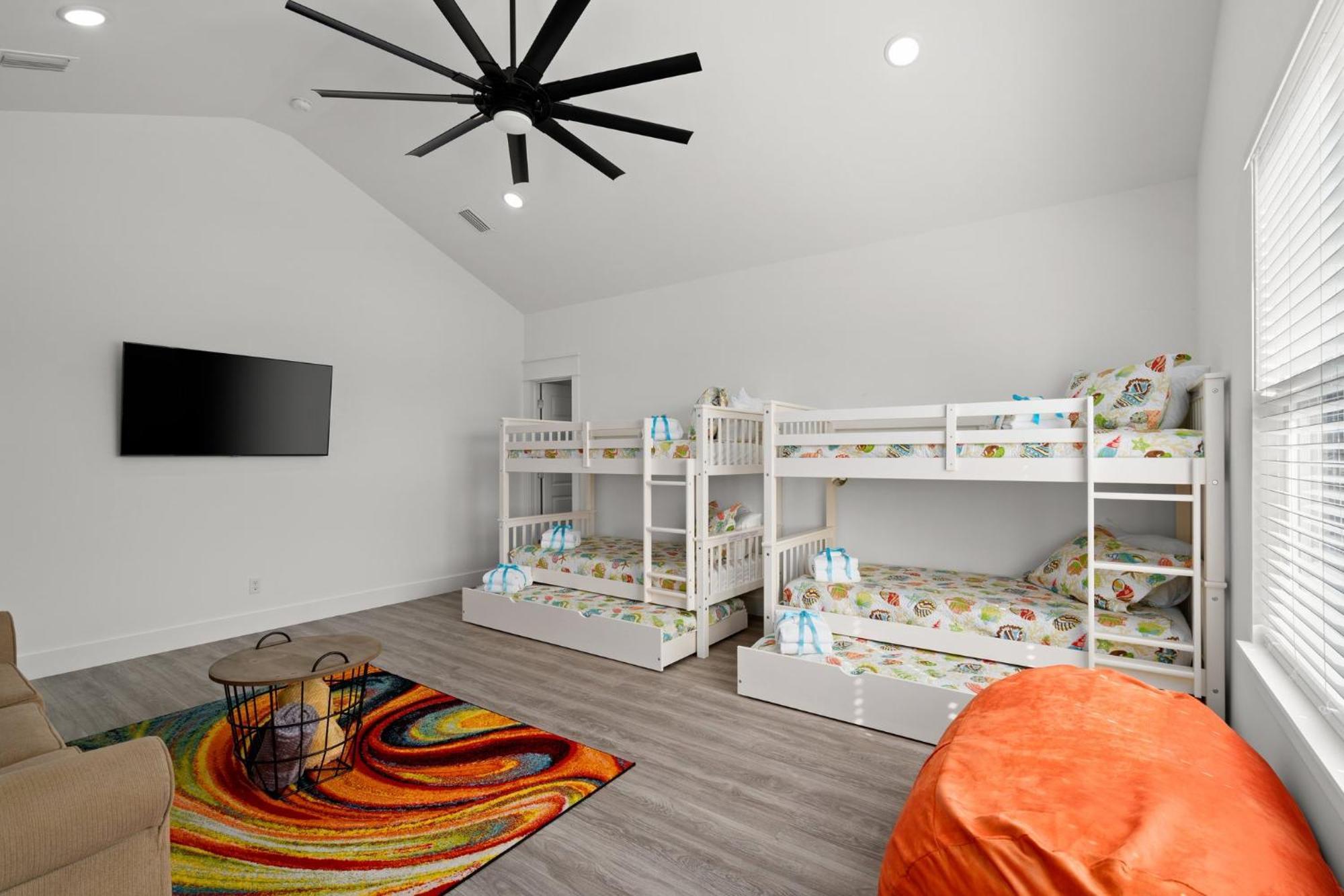 Brand New Expansive Coastal W/ Custom Furnishings Sleeps 15 *