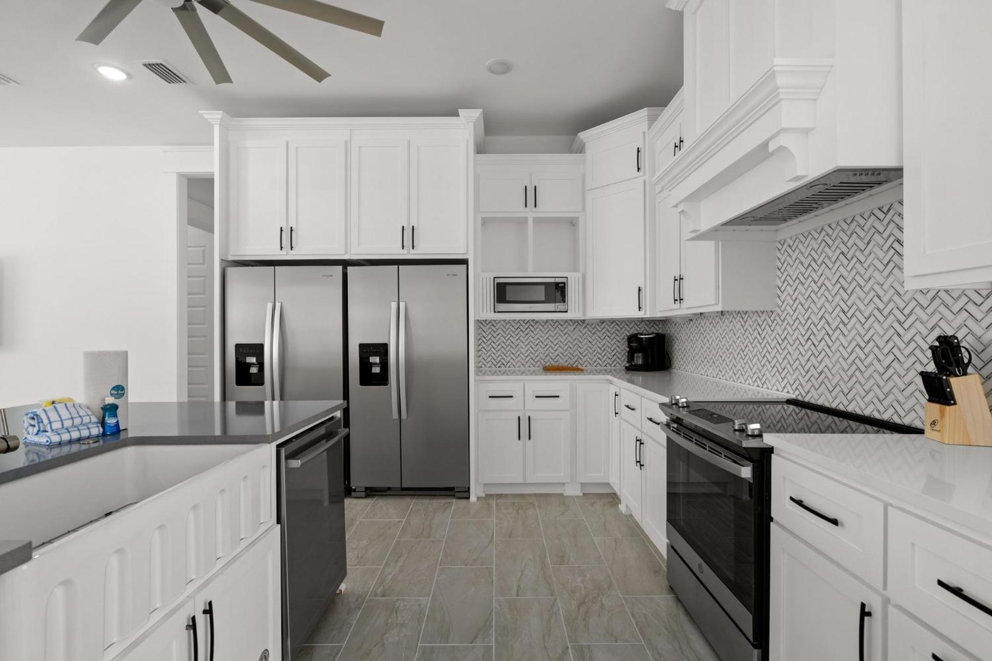 Brand New Expansive Coastal W/ Custom Furnishings Sleeps 15