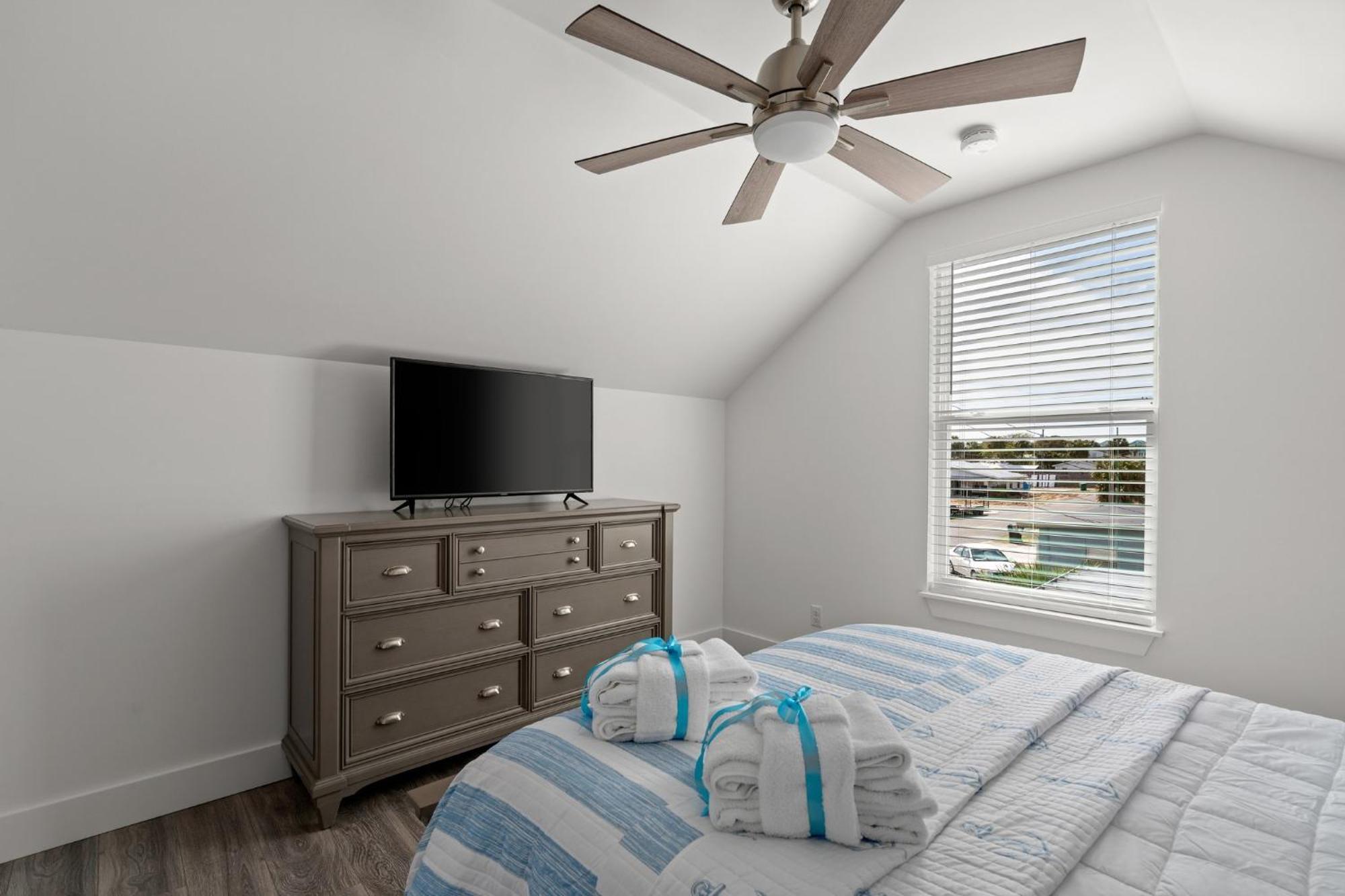 Brand New Expansive Coastal W/ Custom Furnishings Sleeps 15 Panama City Beach