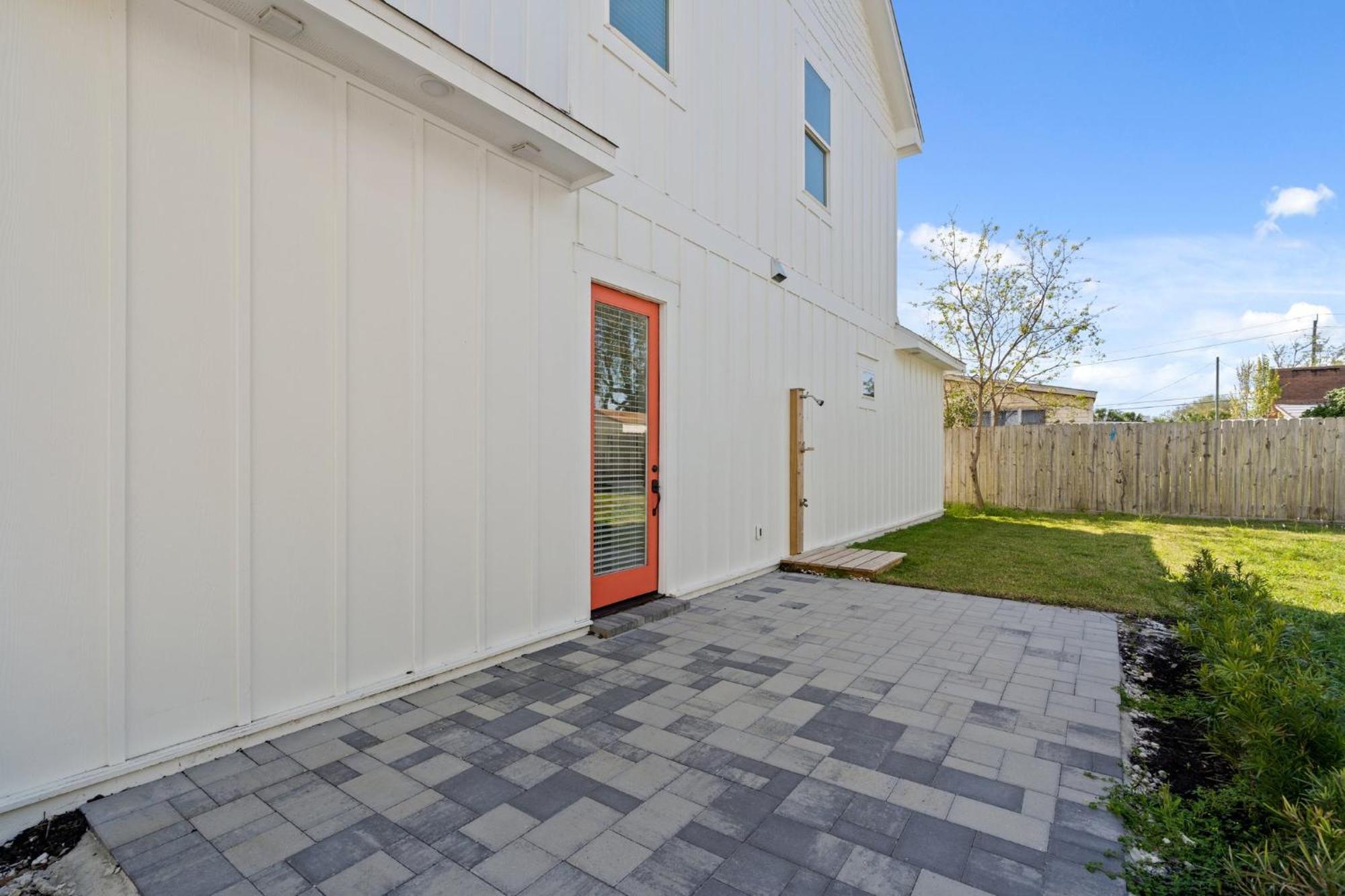 Brand New Expansive Coastal W/ Custom Furnishings Sleeps 15 *