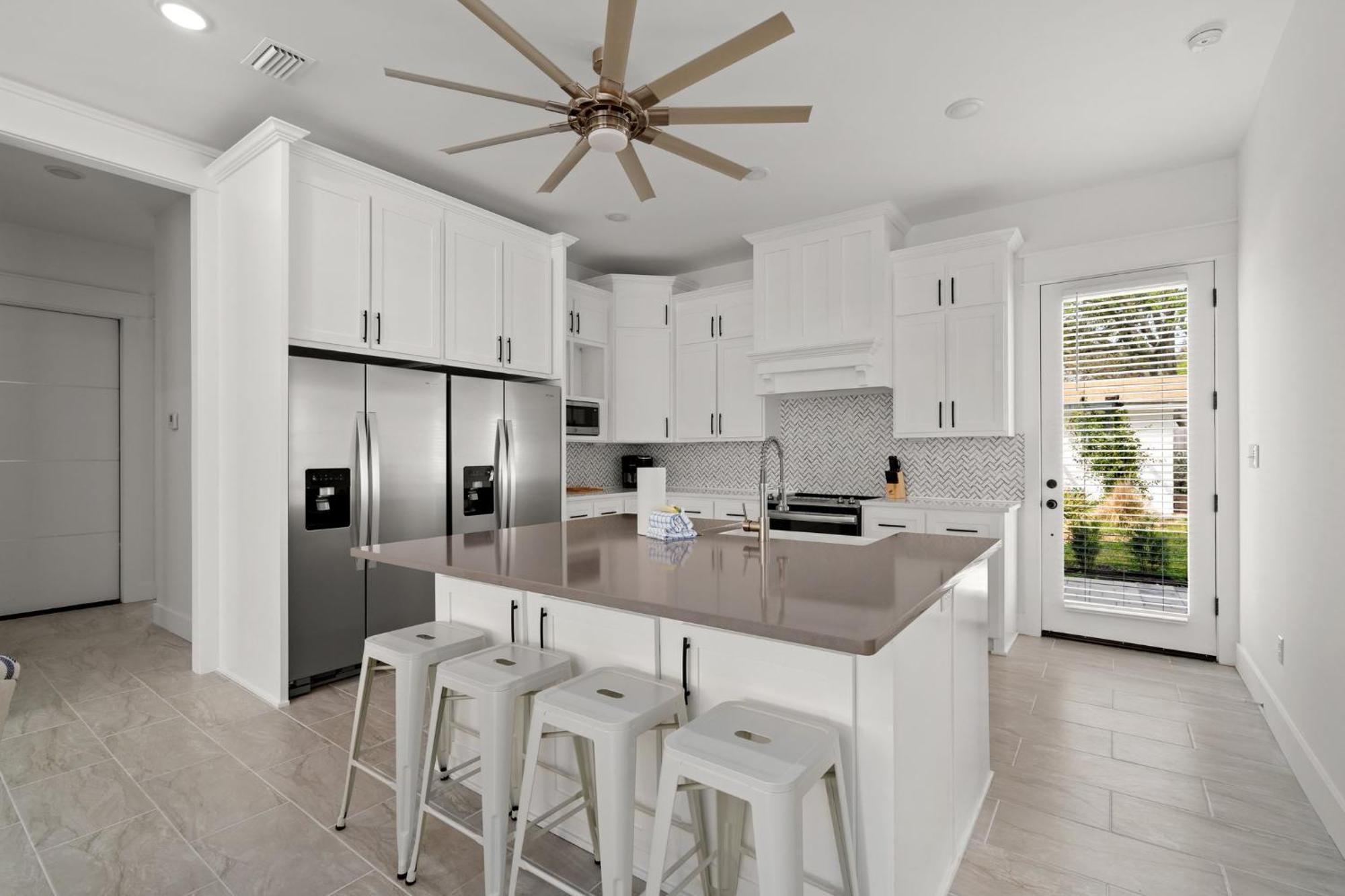 Brand New Expansive Coastal W/ Custom Furnishings Sleeps 15 Holiday home *